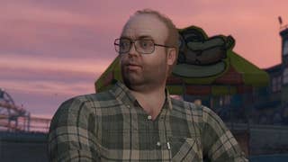GTA 5 Lester Crest, wearing green plaid shirt with glasses in front of hot dog shop